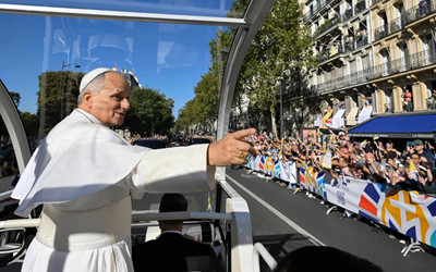 IN SECULAR FRANCE, YOUNG CATHOLICS TREAT POPE LEO XIV LIKE A ROCK STAR
